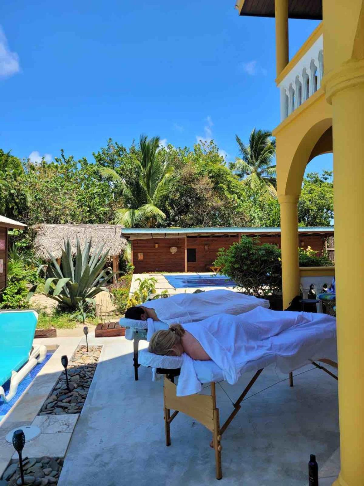 Blue Parrot Beach House And Villas Hopkins Exterior foto